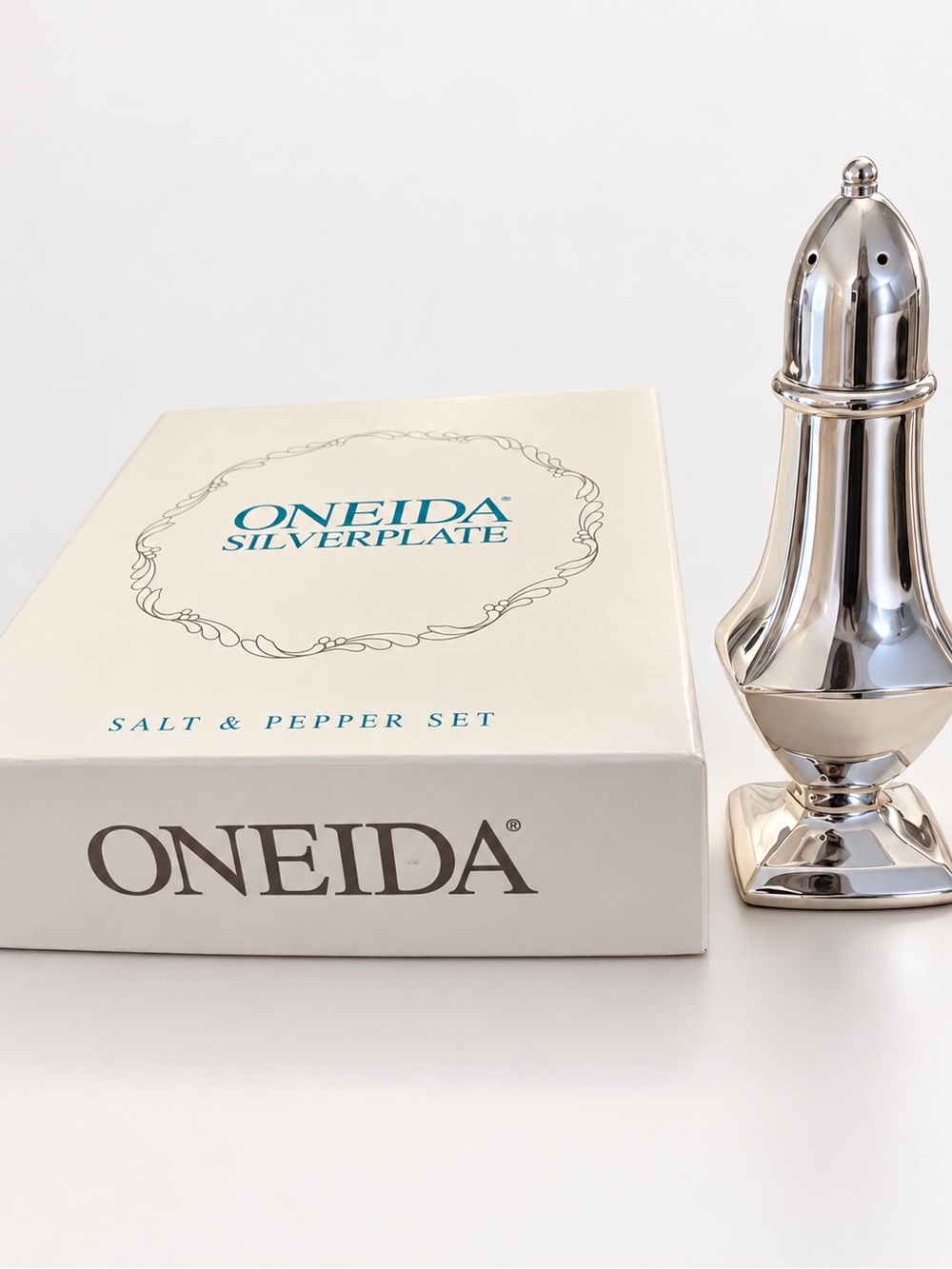 Vintage 1996 Oneida Silverplate Salt & Pepper Shakers 5.5” New in Box.